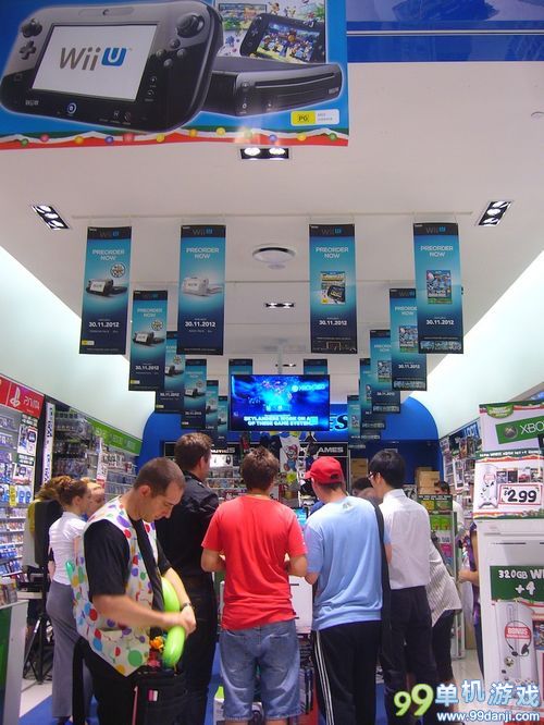 和马里奥大叔亲密合影 Wii U澳大利亚发售现场实拍