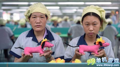 廉价的圣诞玩具如何来 探访中国玩具工厂内部生产