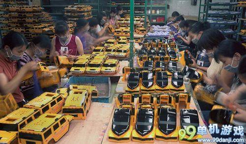 廉价的圣诞玩具如何来 探访中国玩具工厂内部生产
