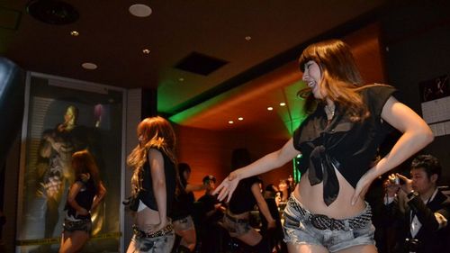 美少女与丧尸共舞 东京“生化危机”主题餐厅