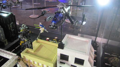 酷毙了！ 乐高建筑大师打造巨型机器人和昆虫