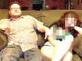 屌炸天！英国一男子用PS4网络直播醉妻脱衣