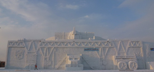 变形金刚降临雪城 看岛国人民建造的巨大雪雕
