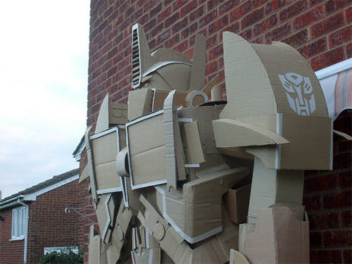 碉堡了！达人用硬纸板打造《变形金刚》擎天柱模型