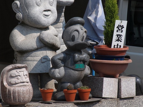 日本的角色扮演无处不在 石雕已经萌翻了这个世界