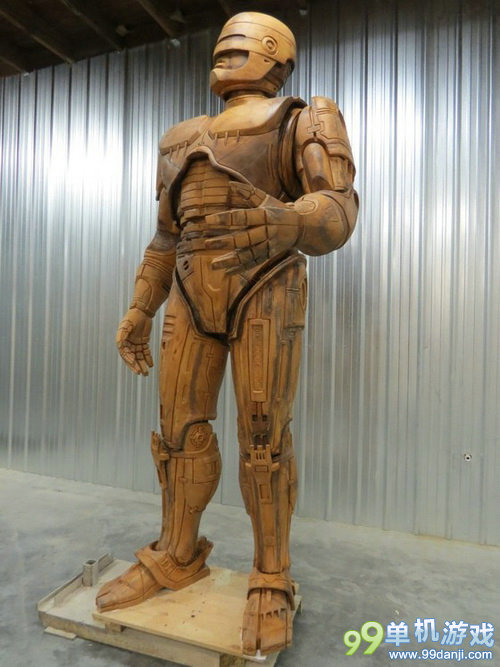 《机械战警》巨大雕像建造中 10英尺高威猛霸气