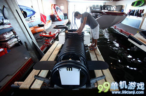 碉堡了！国外18岁高中生自制潜艇成功下水