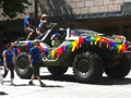 士官长助威同性恋游行 疣猪战车引发众人围观