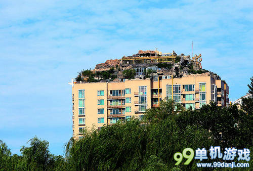 碉堡了！北京一教授违规在楼顶建超级别墅