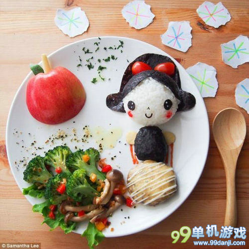 熊孩子不爱吃饭 妈妈用食材拼出卡通艺术餐盘