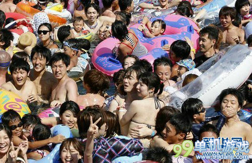 日本高温导致17人死亡 千人挤爆游泳池如下饺子