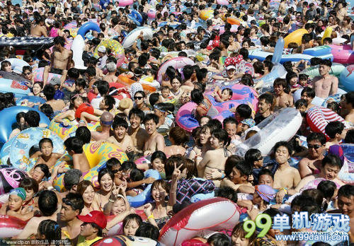 日本高温导致17人死亡 千人挤爆游泳池如下饺子
