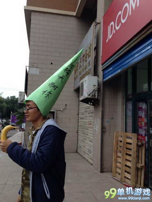 男子戴绿帽在京东店门口宣称“奶茶MM是我的”