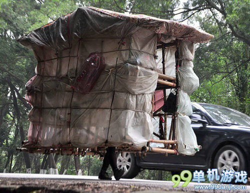 真正的现实版蜗居 中国男子五年时间打造移动房屋