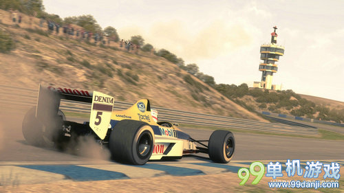 次世代赛车大作《F1 2013》双版本游戏封面公布