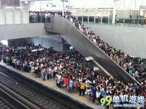 恐怖的北京地铁早高峰 外国小伙伴们表示惊呆了