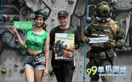 《泰坦陨落》X360版台湾发售现场照 美女挑战机甲